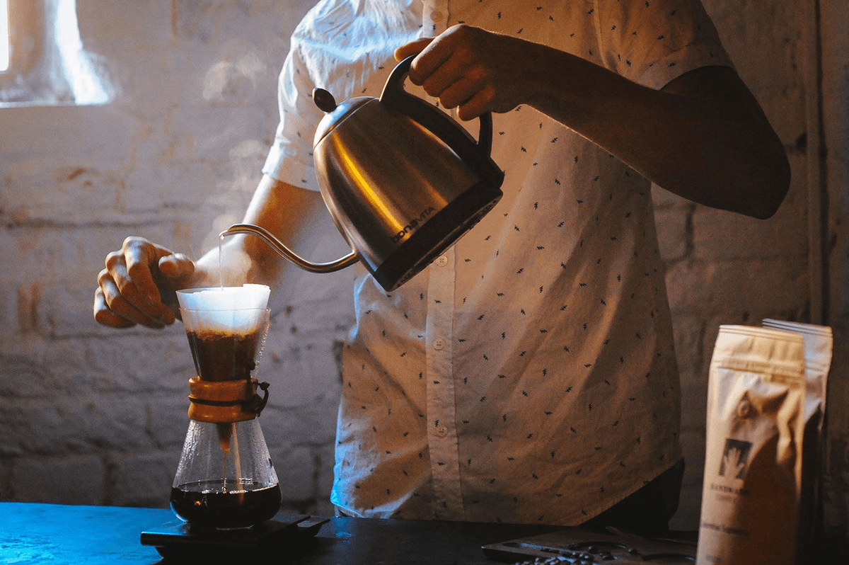 Заваривание кофе в кемексе